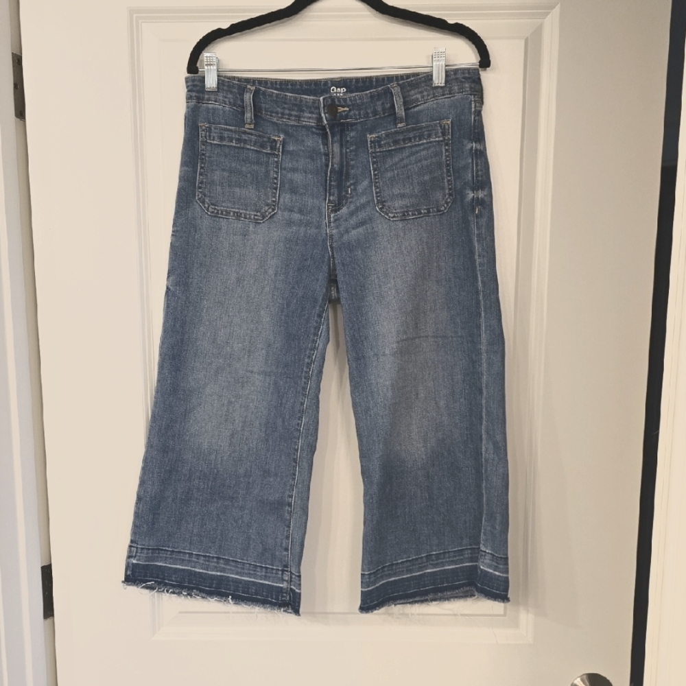 GAP Denim Frayed Hem Capris Size 10/30